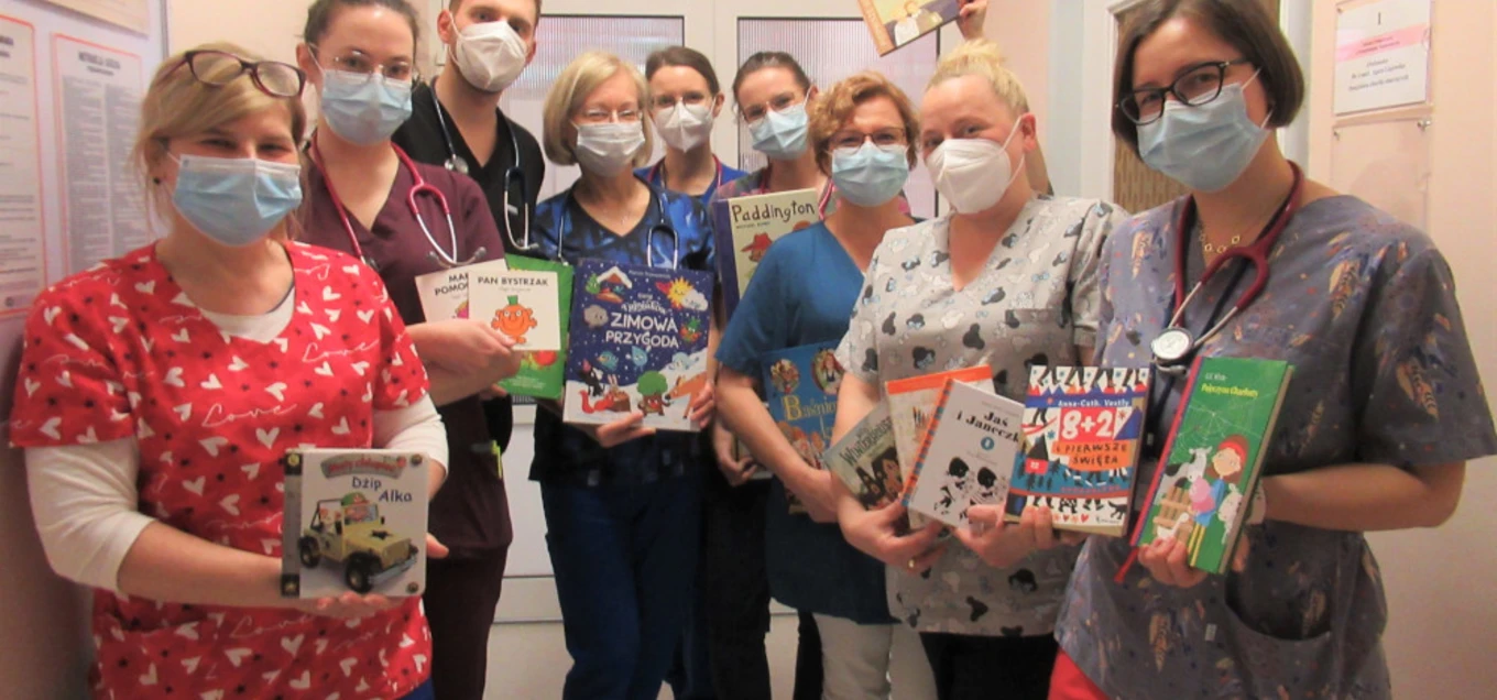 BAJKOWE NIESPODZIANKI DLA MAŁYCH PACJENTÓW.GLIWICKI SZPITAL ROZPOCZYNA WSPÓŁPRACĘ Z FUNDACJĄ ZACZYTANI.ORG
