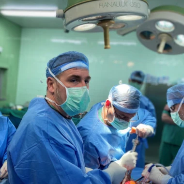 SUKCES LEKARZY Z GLIWIC. ROZPOCZYNAJĄ OPERACJE RATUJĄCE SPRAWNOŚĆ PACJENTÓW ONKOLOGICZNYCH