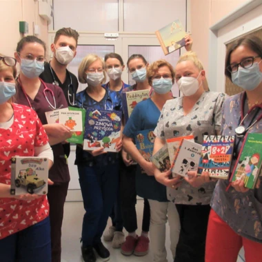 BAJKOWE NIESPODZIANKI DLA MAŁYCH PACJENTÓW.GLIWICKI SZPITAL ROZPOCZYNA WSPÓŁPRACĘ Z FUNDACJĄ ZACZYTANI.ORG
