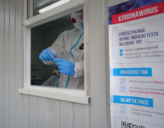 BĘDZIE SZYBCIEJ I SPRAWNIEJ. MOBILNY PUNKT BADAŃ W KIERUNKU SARS-COV-2 PRZY ZYGMUNTA STAREGO 20 W GLIWICACH BĘDZIE SŁUŻYŁ WIĘKSZEJ LICZBIE PACJENTÓW